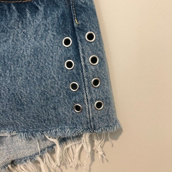 Levi’s 501 Jean Shorts Cut-Off Button Fly Grommet Detail Frayed Hem Size 25 NWT - Picture 2 of 10